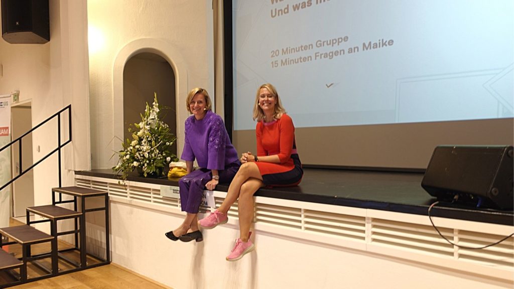 "Moments that matter" hinter Klostermauern 4 Die Moderatorin des ersten Tags, Karin Krobath (Idenifire, rechts), mit Maike van den Boom (links).