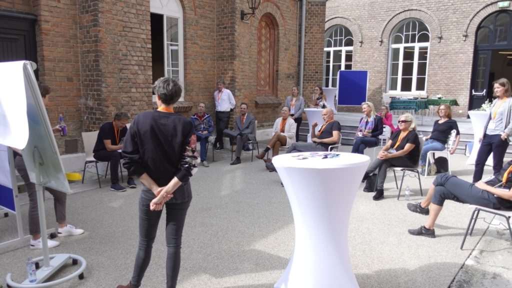 "Moments that matter" hinter Klostermauern 6 Und das Wetter spielte auch mit: Workshop im Hof.